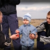 "давай стукнемся"