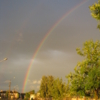 на хмуром небе есть радуга