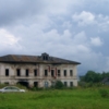 Руины сельской школы.