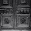 Старая заколоченная дверь