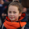 Девочка в оранжевом шарфе