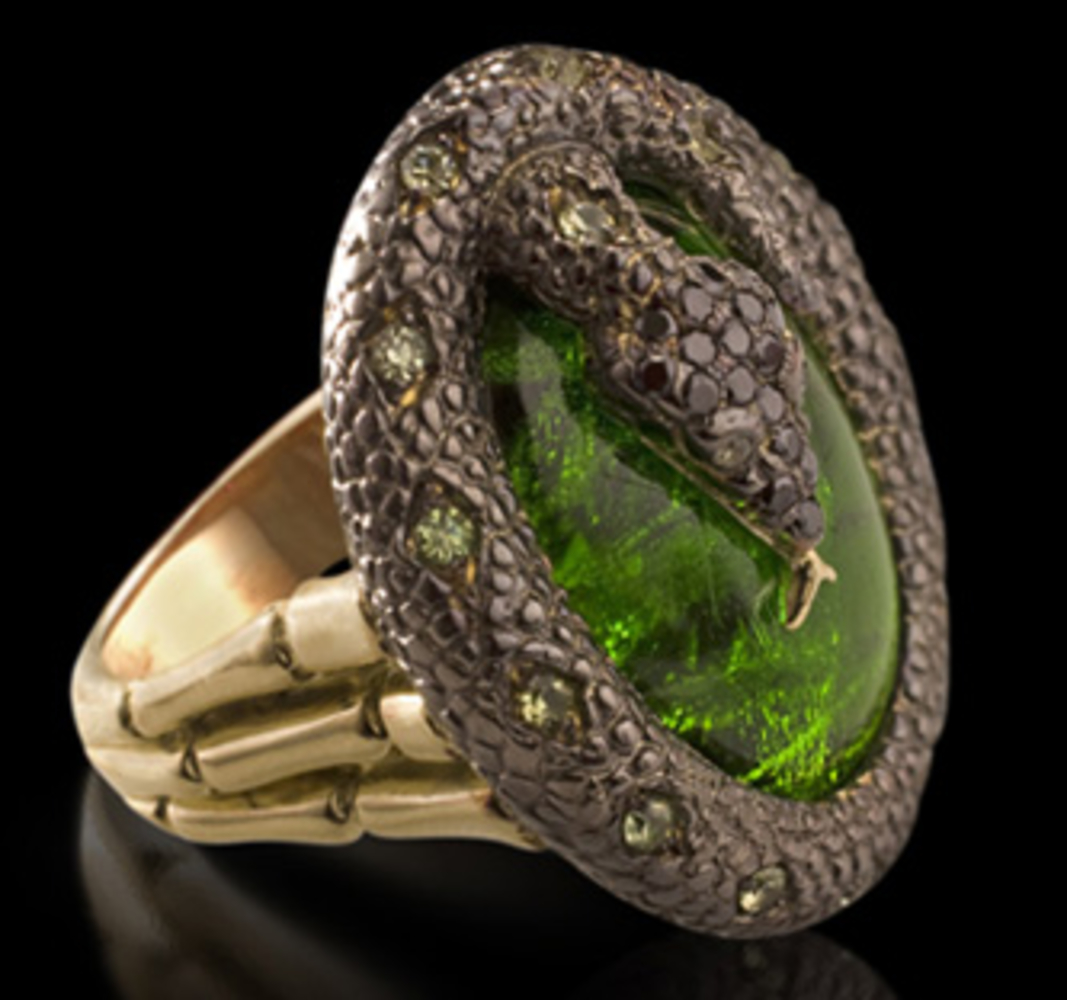 Камни года змеи. Гранат демантоид камень. Перстень с крупным камнем. Кольцо змея с камнем. Демантоид украшения.