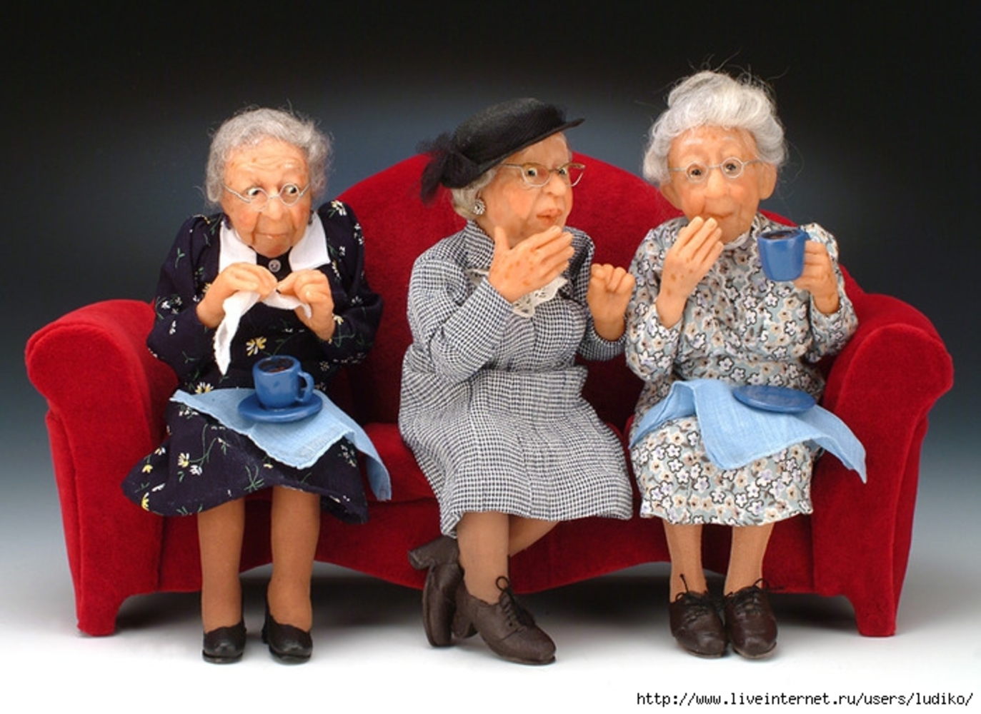 Бабушки спорят. Куклы Annie Wahl. Куклы в возрасте. Старушки Сплетницы. Куклы старички.