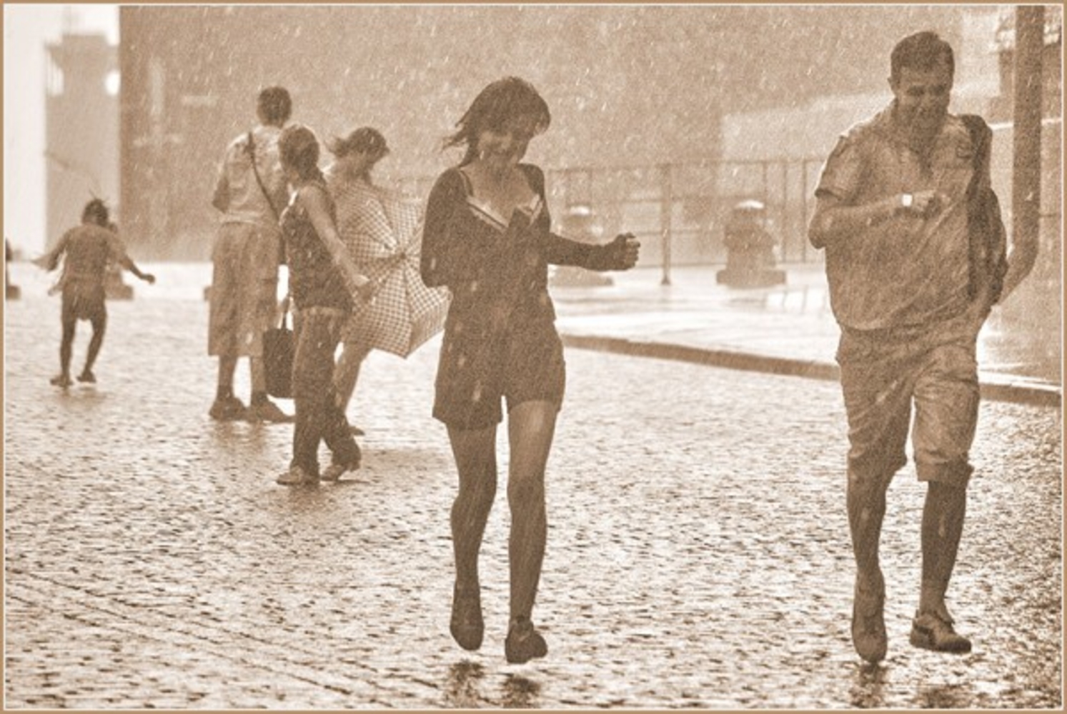 Гуляли на свободе. Люди бегут под дождем. Человек бежит по лужам. Парень босиком под дождём. Гулять под дождем.