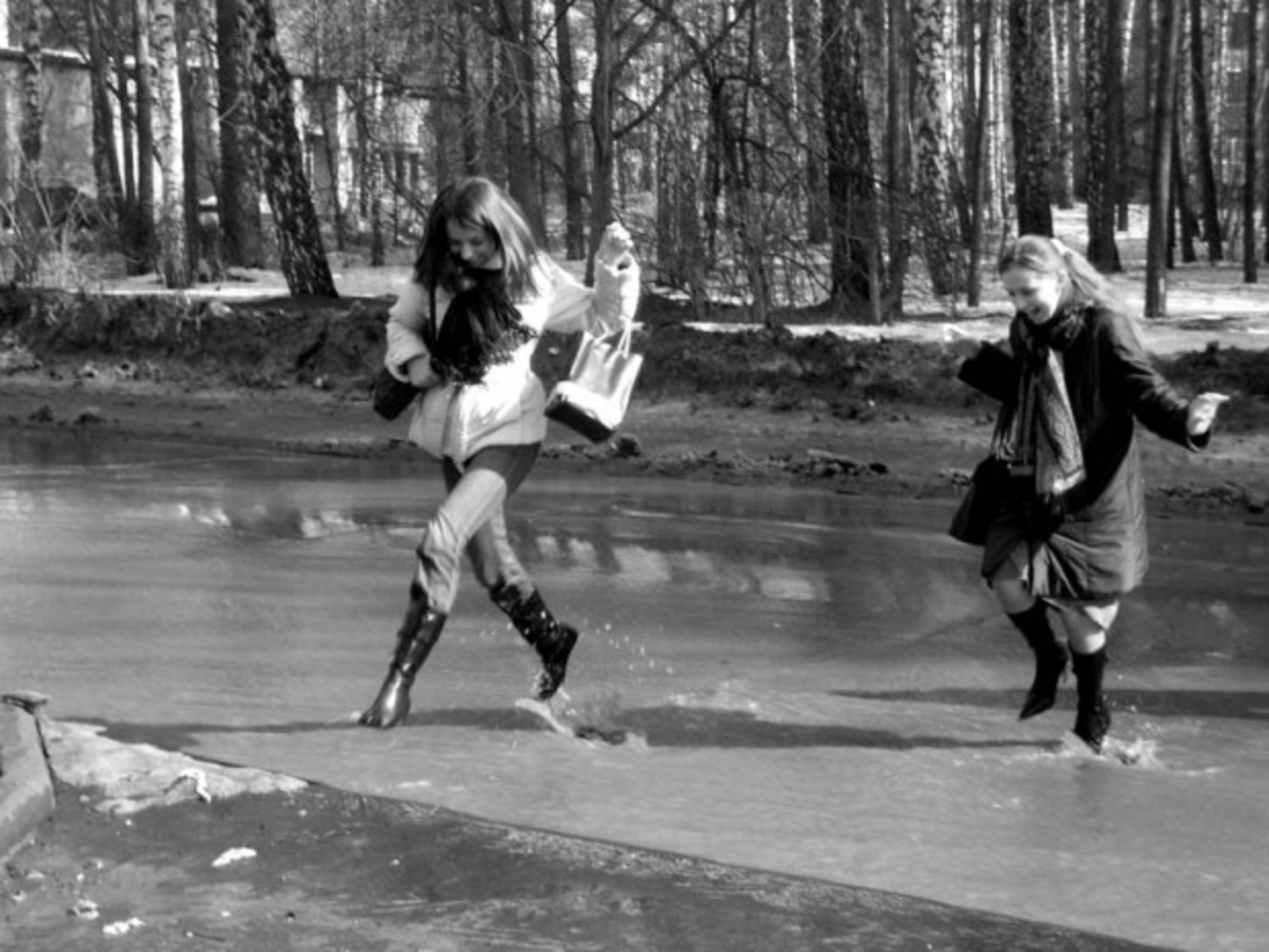 Неуклюже по лужам на немецком. Весна прыжки через лужи. Весной по лужам. Взрослые прыгают по лужам. Девушка Весна лужи.