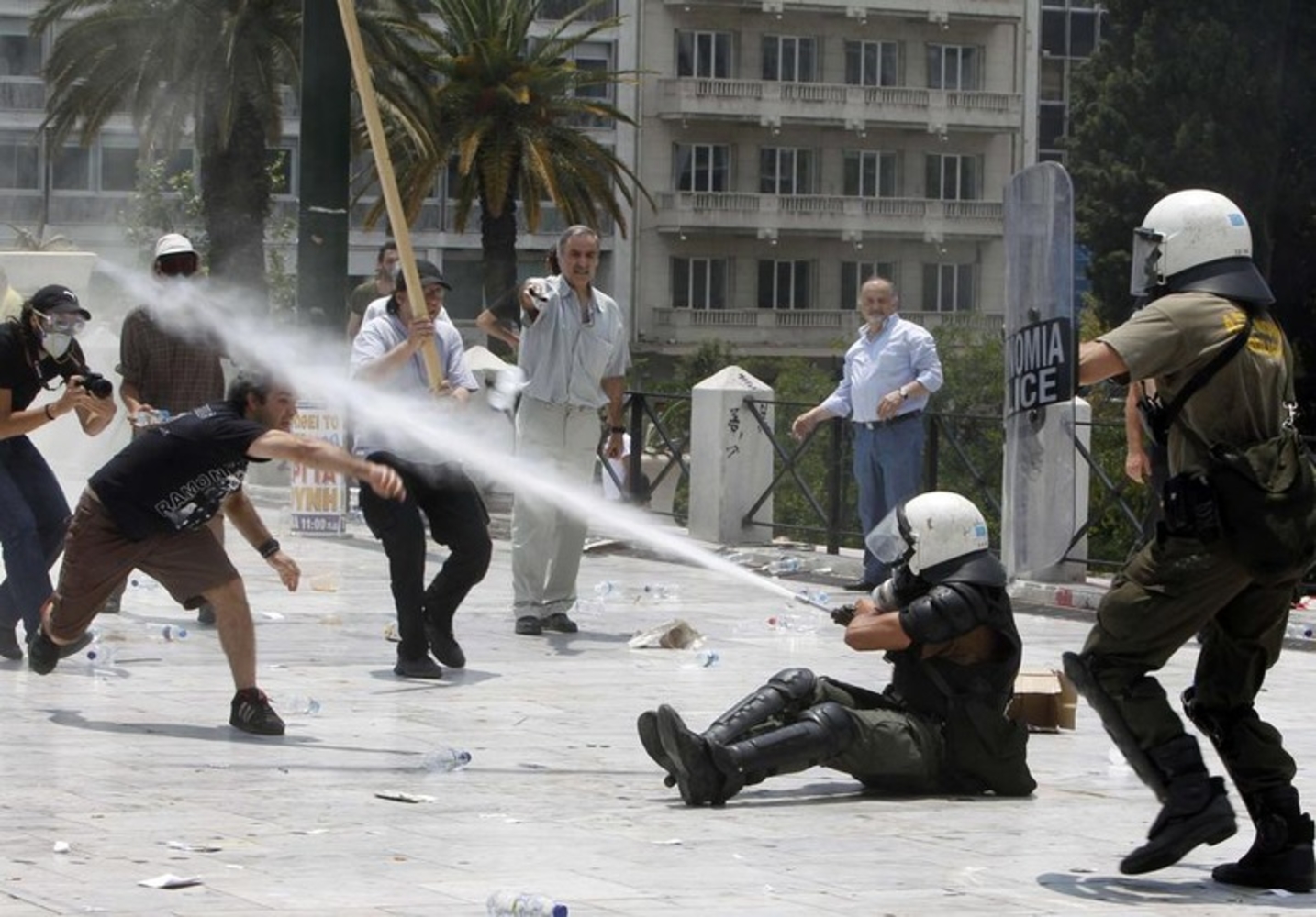 Ликвидация массовых беспорядков. Массовые беспорядки в Греции 2008.