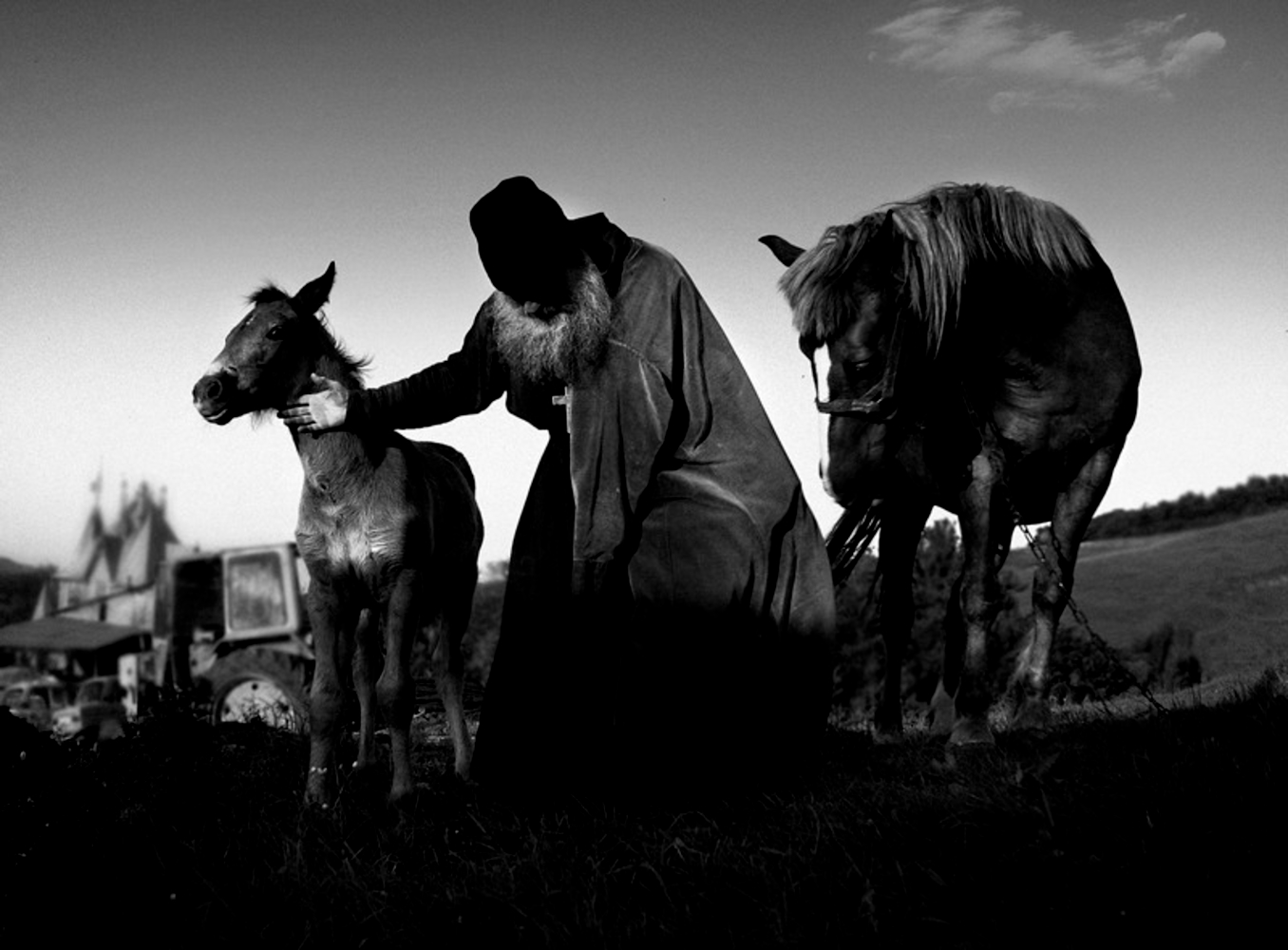 Фотограф 3 читать. Екатерина Маньшина фотограф. Фото поклона до земли. Поклон черно белое фото. Русский поклон до земли картинка.