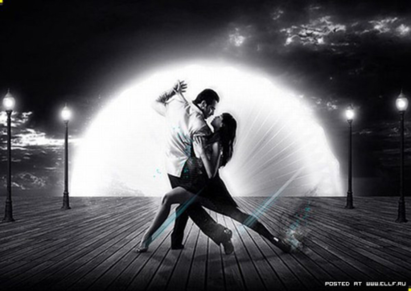 Пляшут пары. Романтический танец. Пара танцует. Танцующая пара в темноте. Влюбленные в танце.