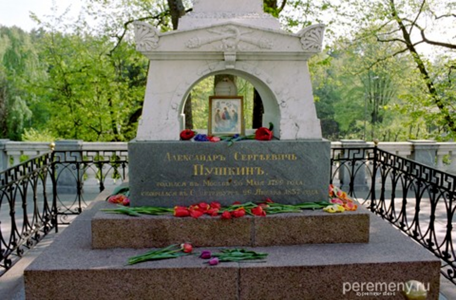 Похоронен форум. Святогорский монастырь могила Пушкина. Пушгоры могила Пушкина.