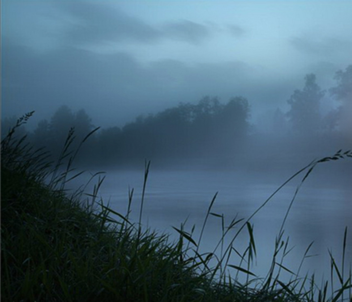 Светит луна там вдали. Туман на реке. Туман над рекой. Туман вечером. Костер в тумане.