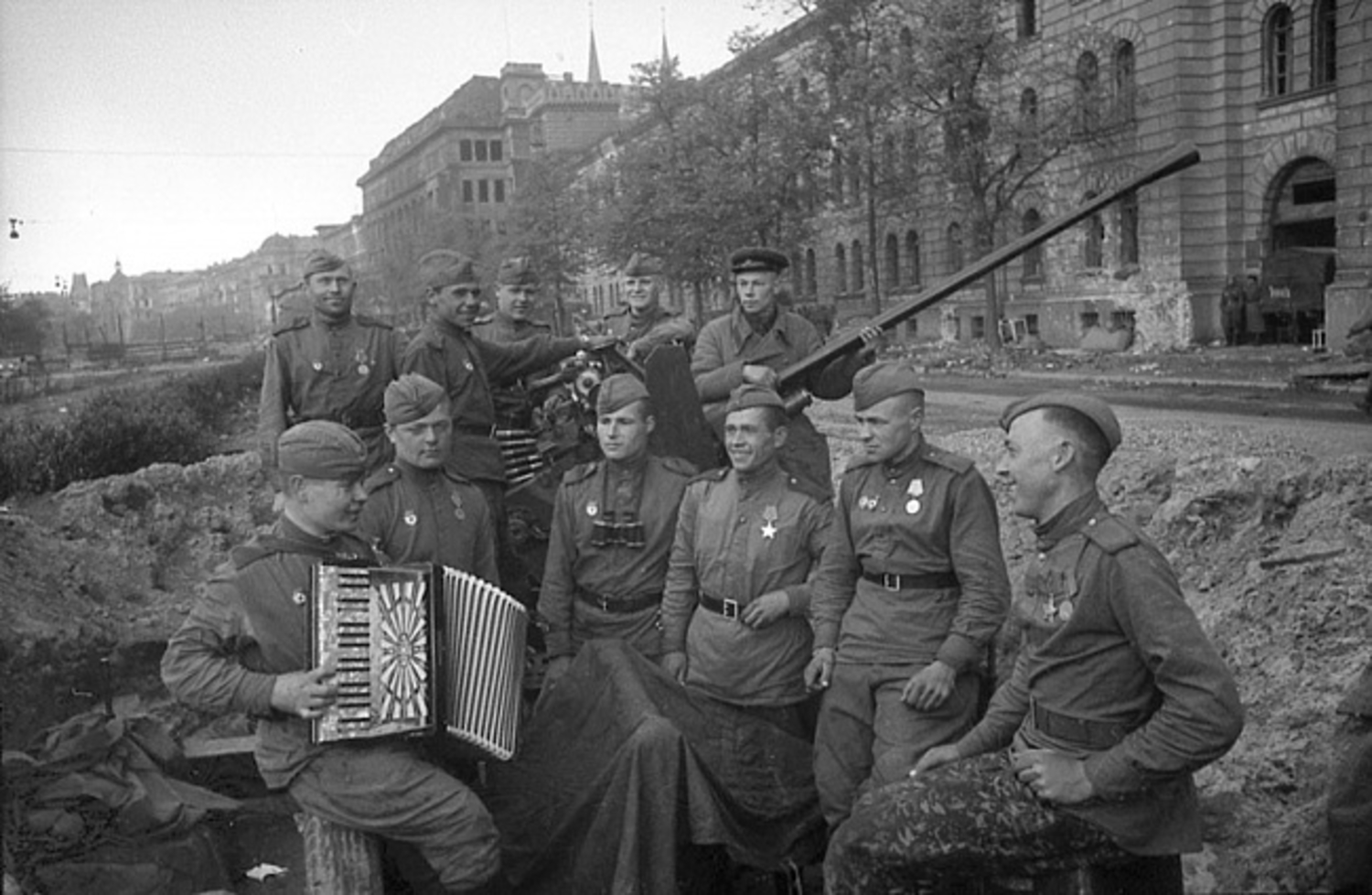 Военные песни 1945 года слушать. Советские солдаты в Берлине 1945. Солдаты красной армии 1945 Берлин. Русские солдаты в Берлине 1945. Солдаты Берлин победа 1945 фото.