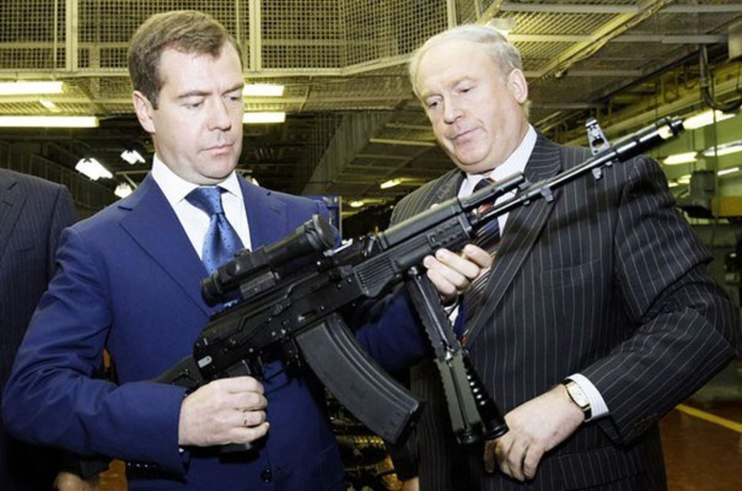 Медведев вс рф. Медведев с оружием.