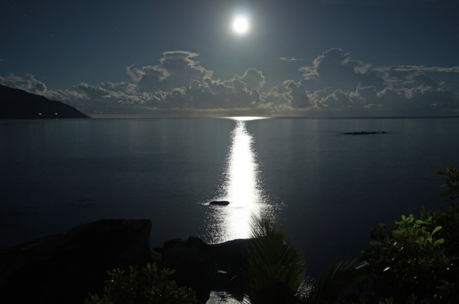 Ночь у берега 80 перевод. Лунная дорожка Абрау Дюрсо. Лунная дорожка на озере Абрау. Фирвальдштетское озеро лунный свет. Ночное море.