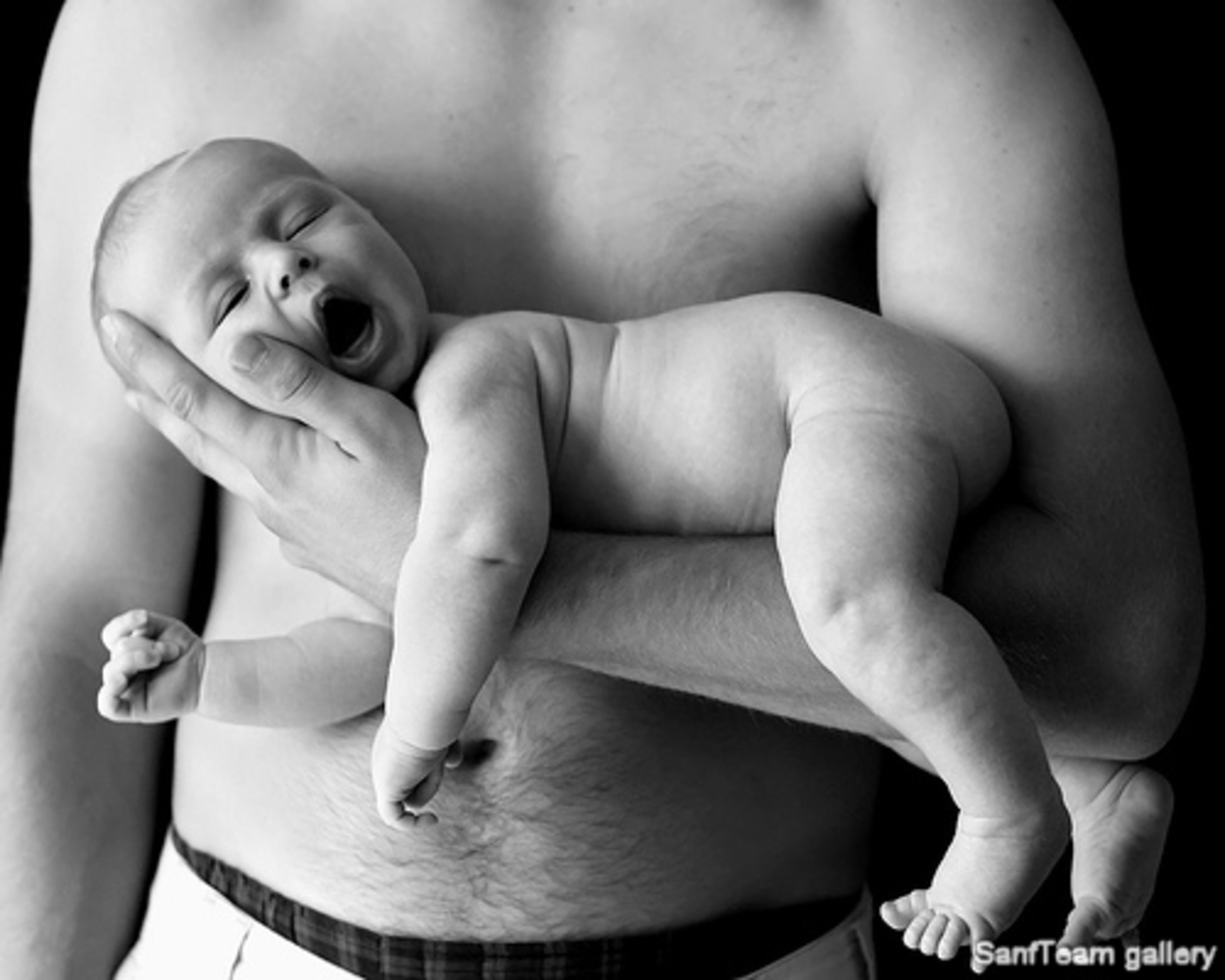 Хотела родиться мальчиком. Младенец на руках. Мужчина с младенцем. Поза Будды для новорожденного. Мужчина с малышом.
