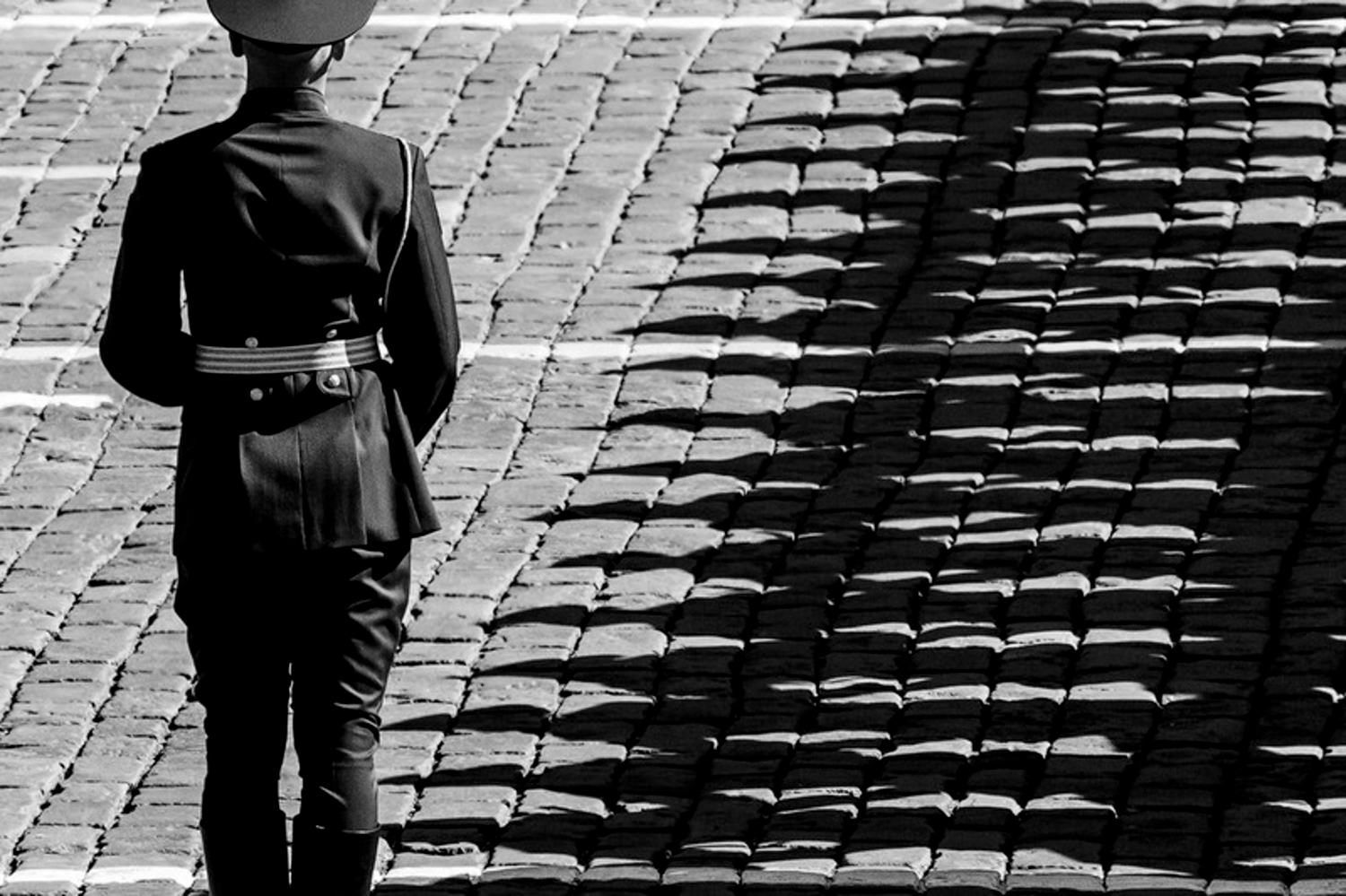 Уходящий солдат. Солдат уходит. Тень солдата. Тень военнослужащего. Фотосессия солдат тень.