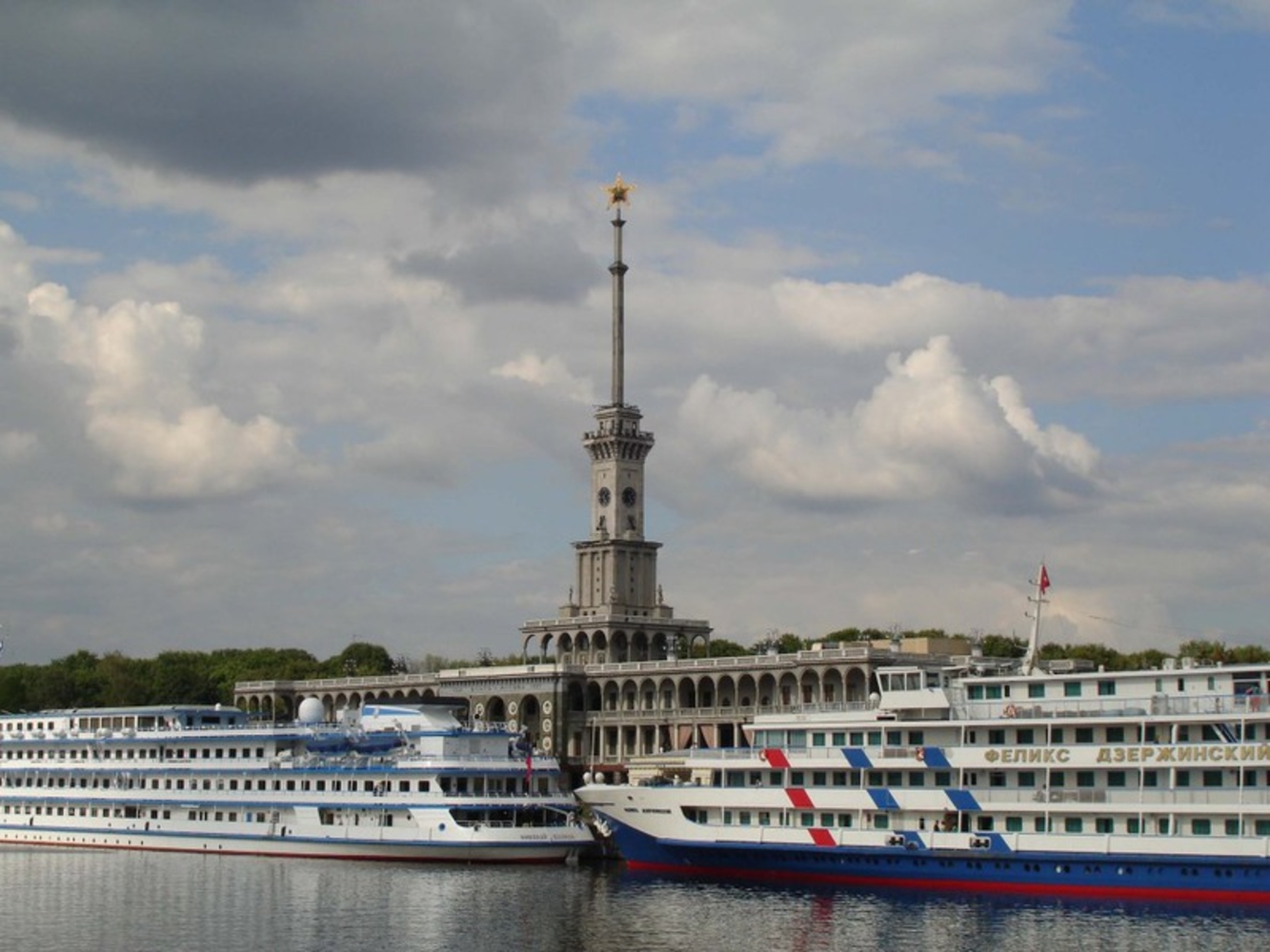 Moscow port. Речной вокзал Москва порт 5 морей. Северный Речной вокзал причал 5. Северный Речной вокзал порт морей. Северный Речной порт Москва.