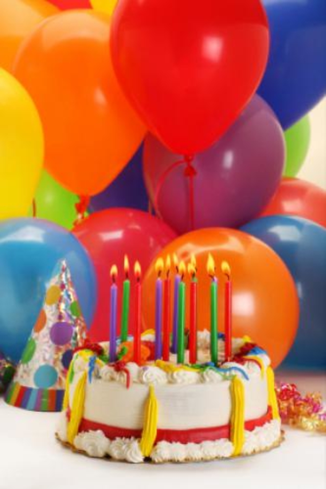С днем рождения с тортом и шарами. Праздничный торт и шары. С днём рождения шарики. Красивые шары на день рождения. Шары на торте.