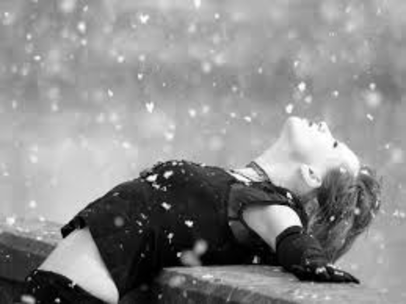 Тают руки тают губы. Девушка и падающий снег. Девушка в снегу. Девушка под снегом.