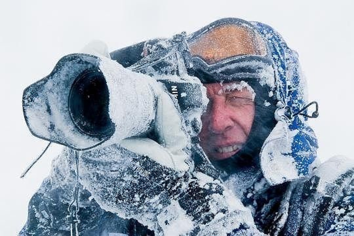 Зимний фотограф. Замерзший фотограф. Фотограф зимой. Фотокамера в снегу. Экстремальный фотограф.