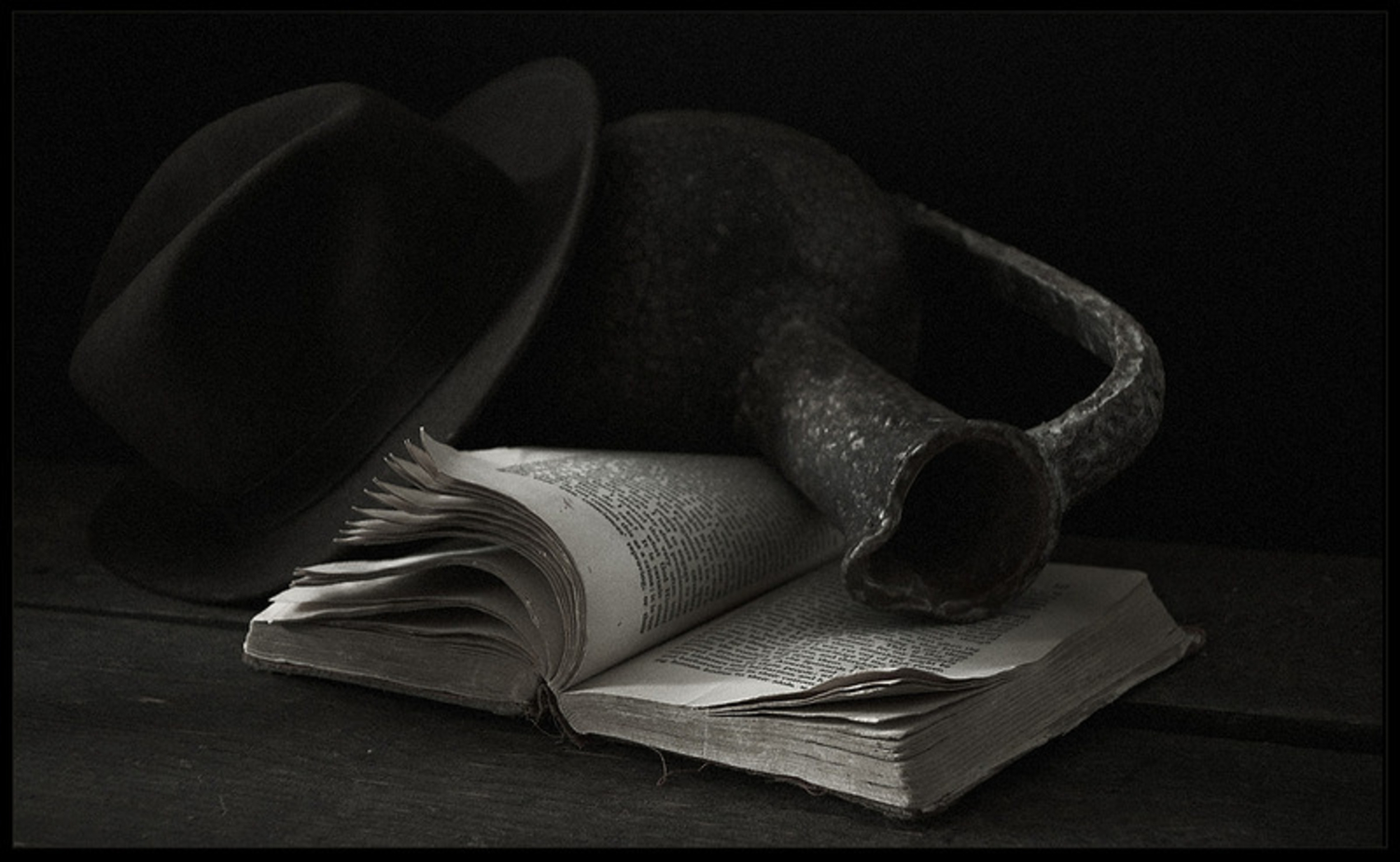 Темная поэзия. Черный натюрморт. Книги на темном фоне. Натюрморт чб. Поэзия Эстетика.