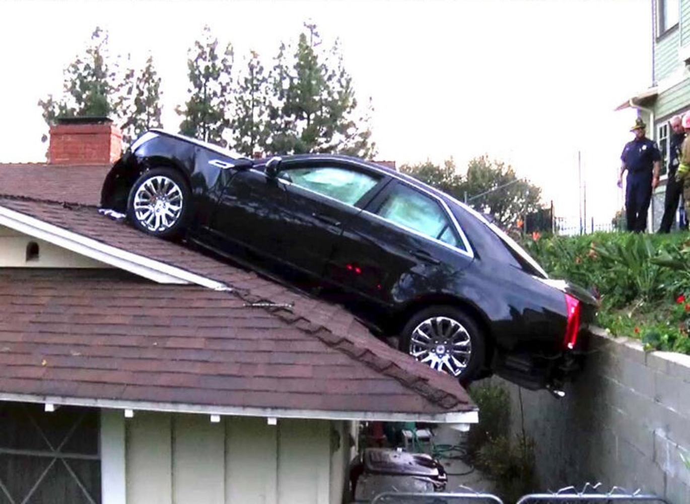 Можно машины врезаются. Крыша машины. Припарковался на крыше. Парковка на крыше дома. Машина залетела на крышу.