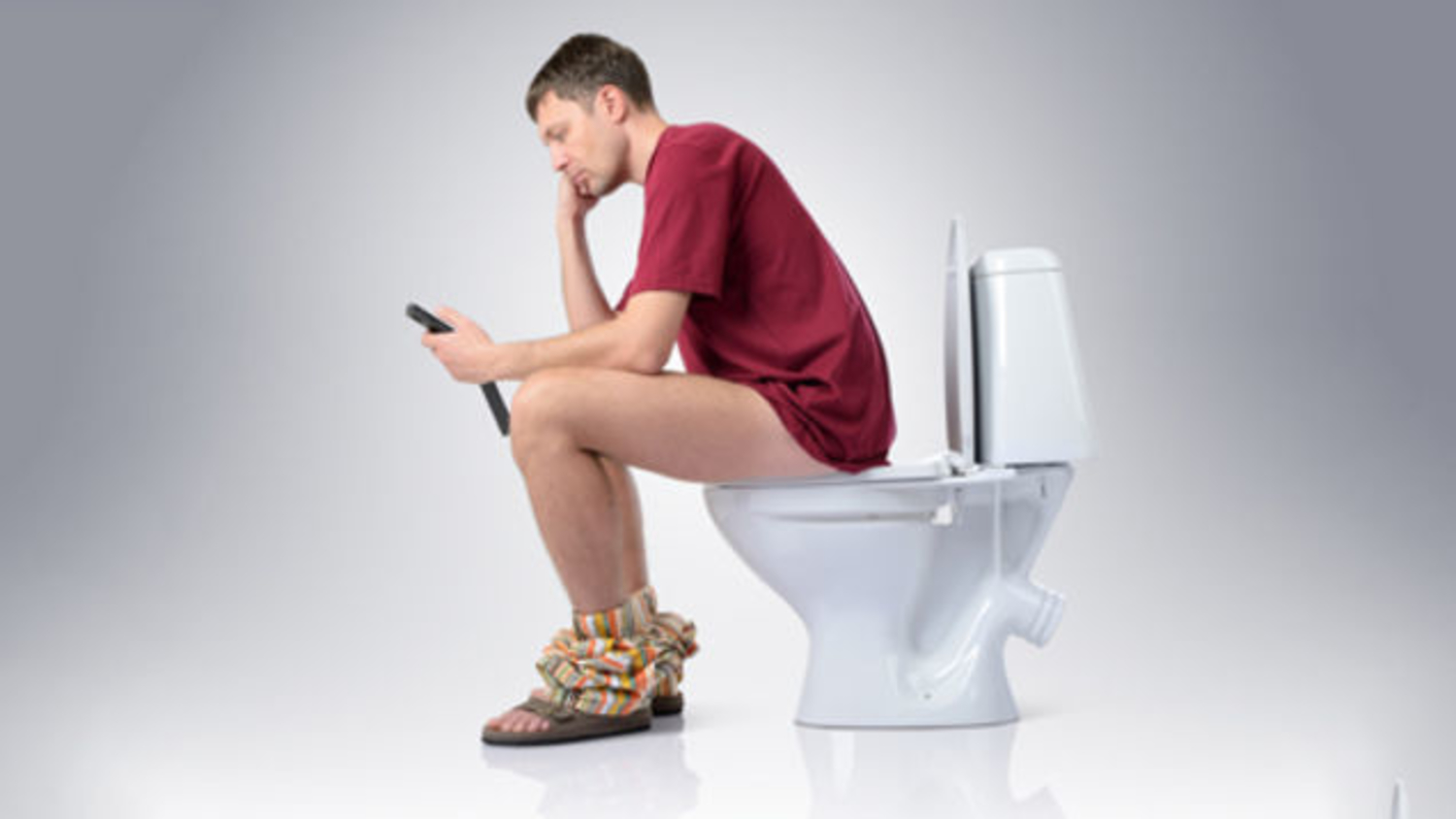 Что в телефоне в туалете делать. Унитаз. Мужчина стдит на унитаз е. Человек сидит на унита.