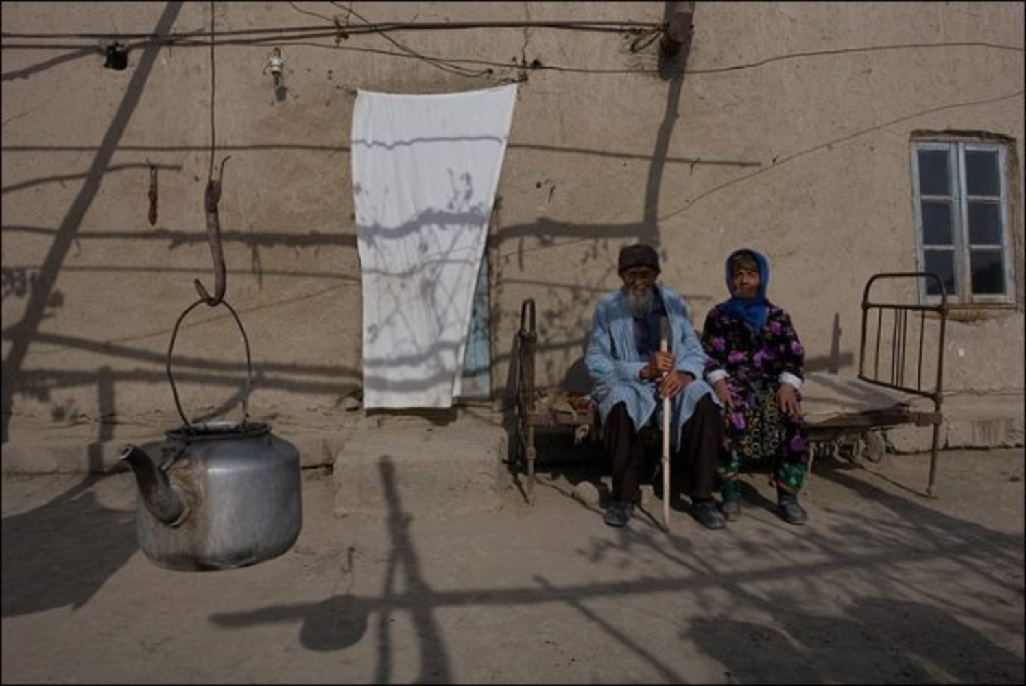 Саша из выжить в самарканде. Анзор Бухарский фотограф. Бухара кишлак. Бухарские люли. Узбекистан жизнь простых людей.