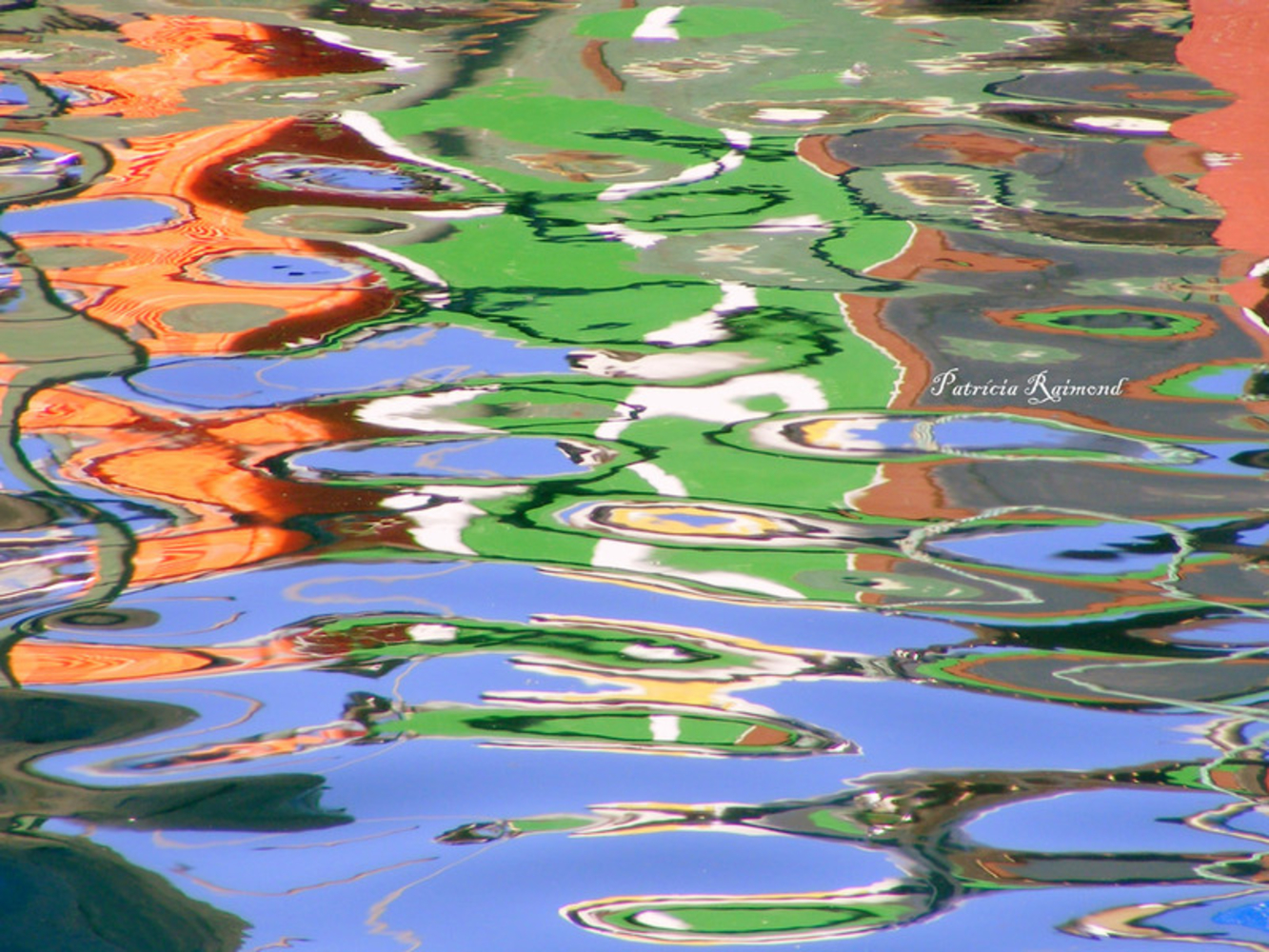 Предложение озеро блестело. Отражение в воде. Отражение предметов в воде. Окраска воды. Отражение в воде абстракция.