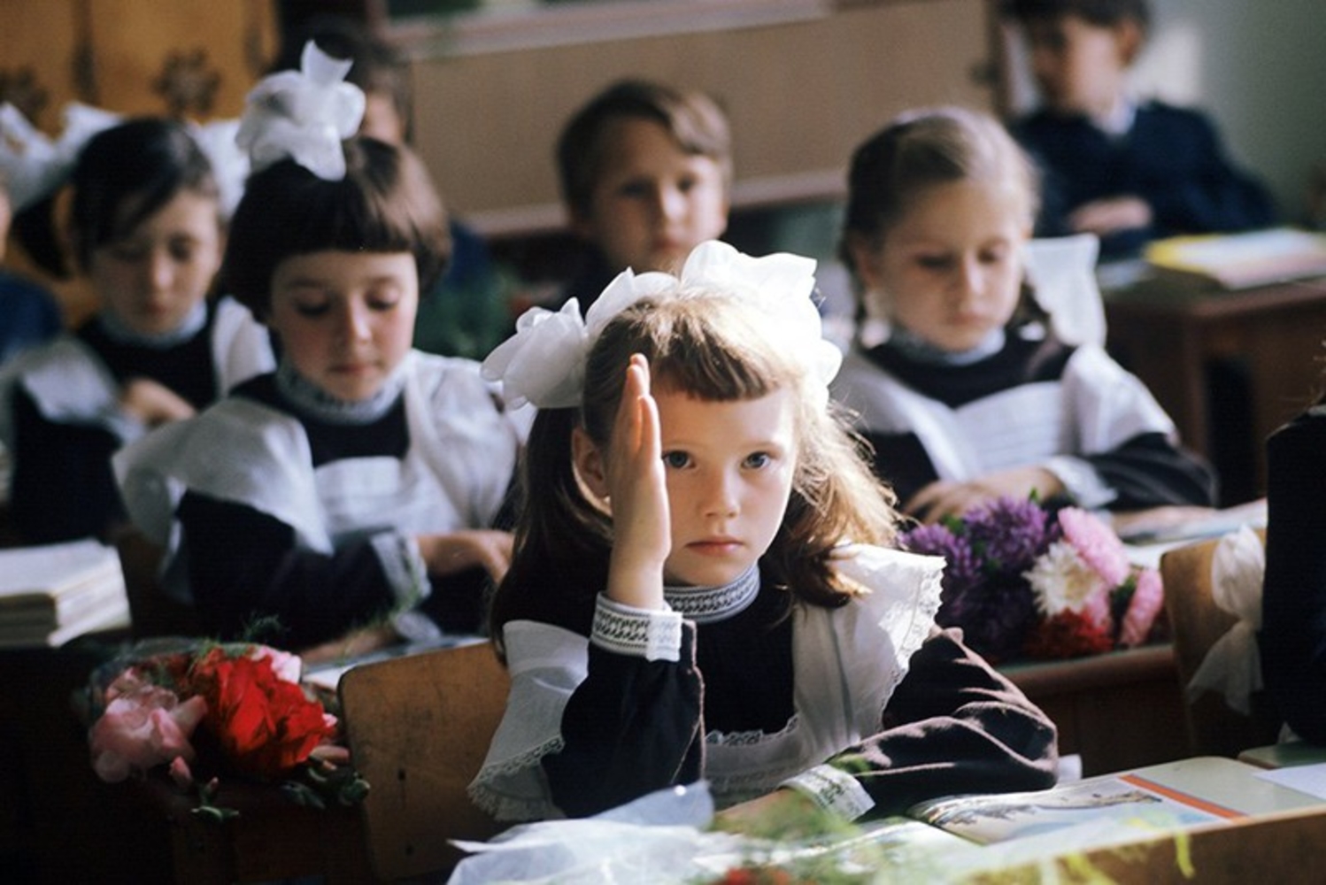 Урок образование рф. Ученики в школе. Начальное образование в России. Дети в классе. Дети начальной школы.