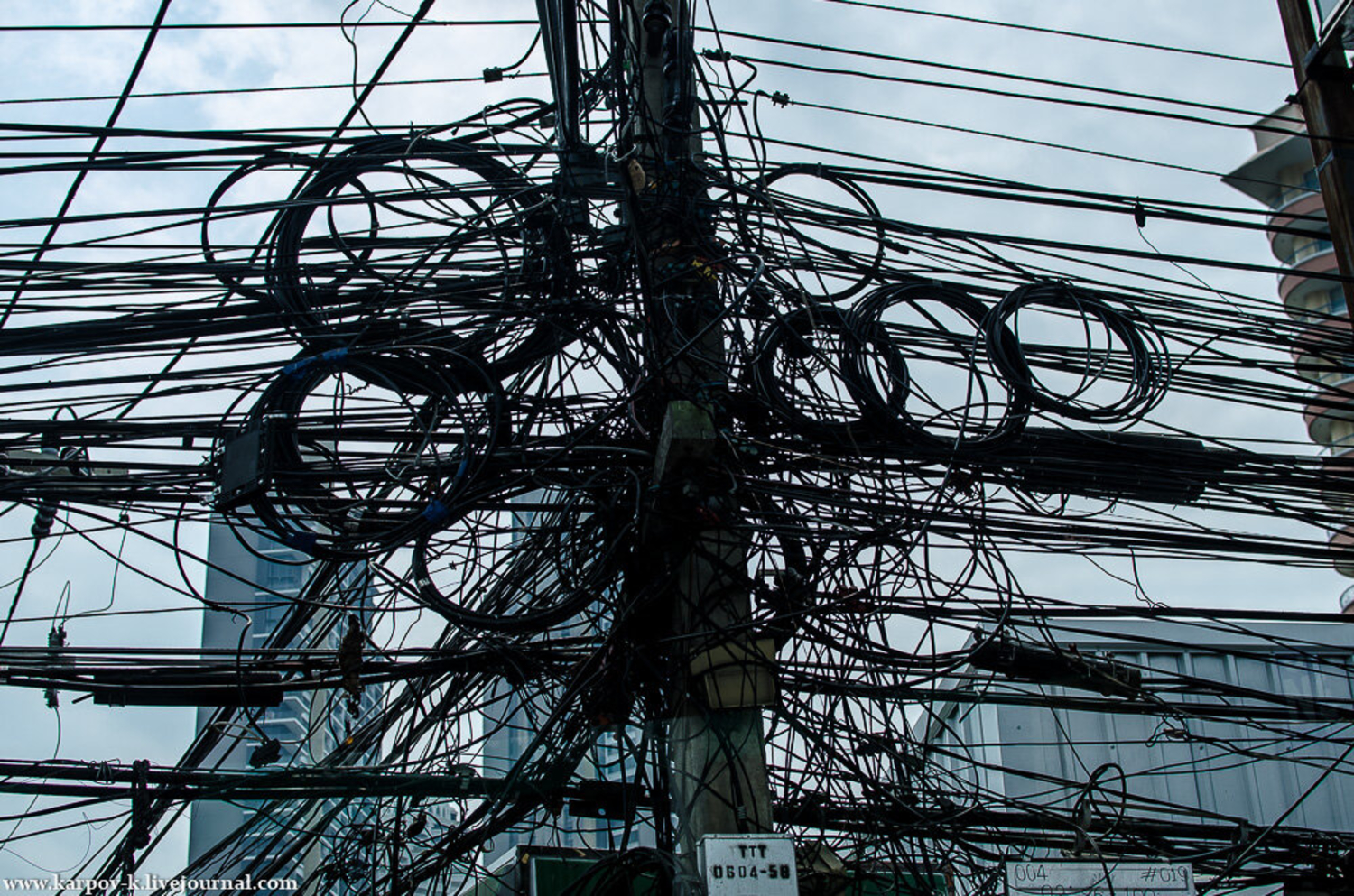 Воздушно кабельные линии связи. Электрические столбы. Электрические провода. Электрические столбы в Тайланде. Электрические провода в Тайланде.