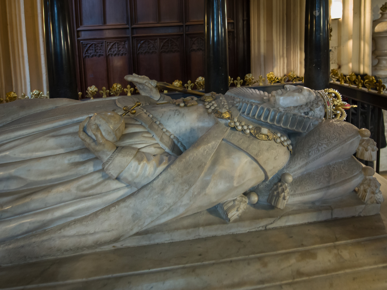 Похоронен на английском. Вестминстерское аббатство могила Елизаветы 1. Могила Елизаветы 1. Усыпальница Марии Тюдор. Гробницы Марии Стюарт и Елизаветы 1.