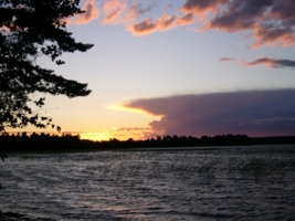 Закат на Отрадном озере