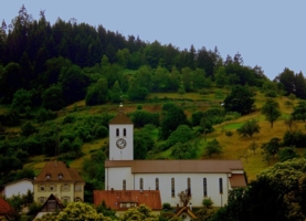 Маленькая церковь в горах Шварцвальда.