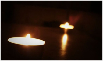 Две свечи сидели на столе..