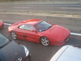 Ferrari на дороге
