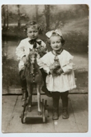 Мой папа и его сестра, 1930 год