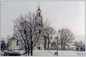 Белая церковь на белом снегу.