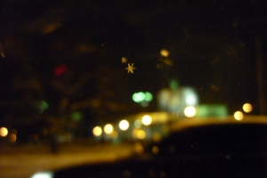 на фоне ночной Москвы