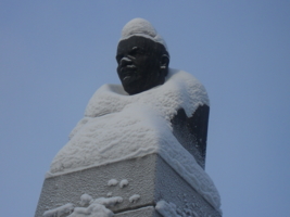 Ленин в снегу.