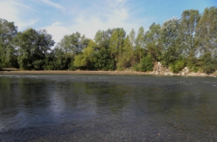 Камни под водой и над водой