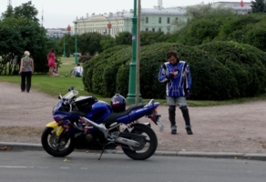 Мотоциклист и его верный друг