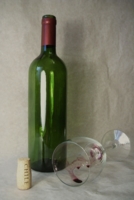 Бутылка вина с фужером 