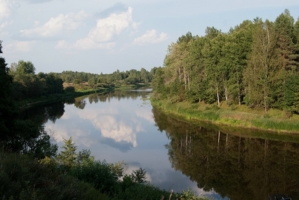 В реку смотрятся облака