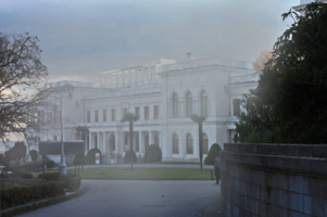 Ливадийский дворец в тумане 