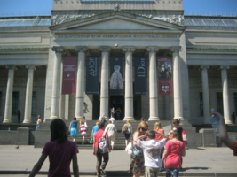 Толпа возле музея  им.Пушкина