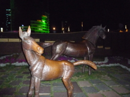 На лугу пасутся кони