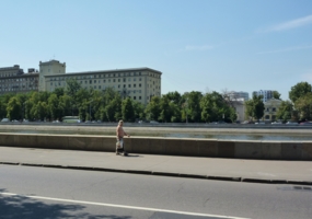 На набережной Москвы-реки
