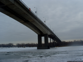 Мост над рекой суровою зимой...