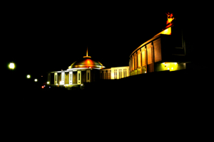 здание музея в ночи