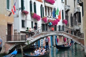 плывущие по Венеции